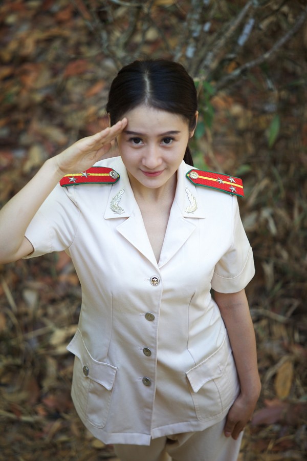 Diễn viên trẻ Hoàng Thu duyên dáng làm nữ dân quân - ảnh 2
